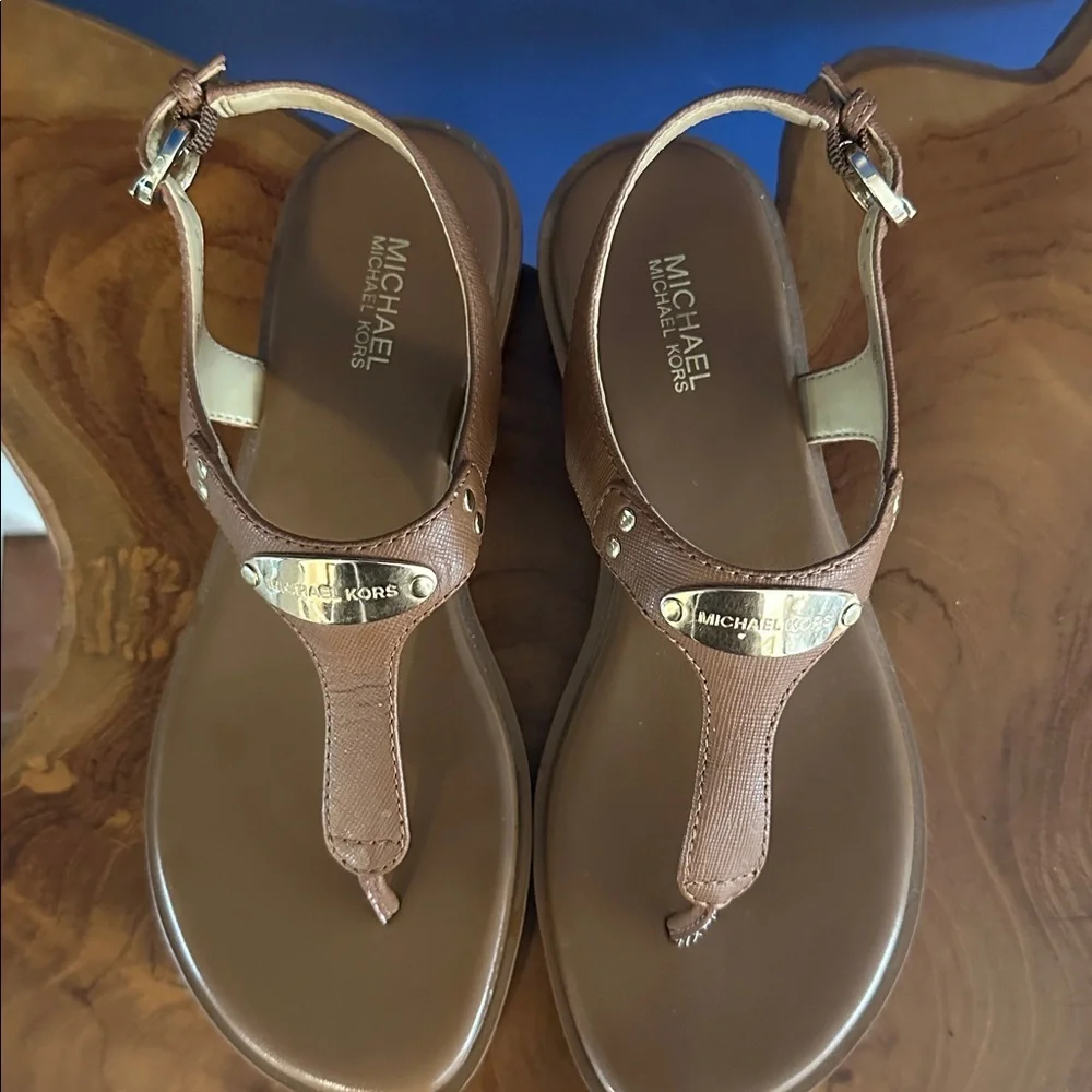 Women’s Michael Kors Brown Leather Plate Thong Sandals Size 6